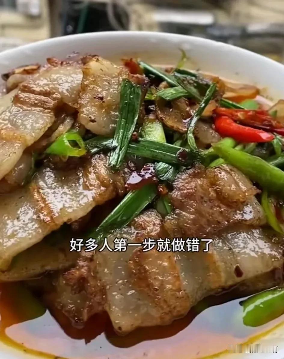 回锅肉是四川重庆的地方名莱，不过这道菜它的确下饭，这道回锅肉，它就是广大的农村的