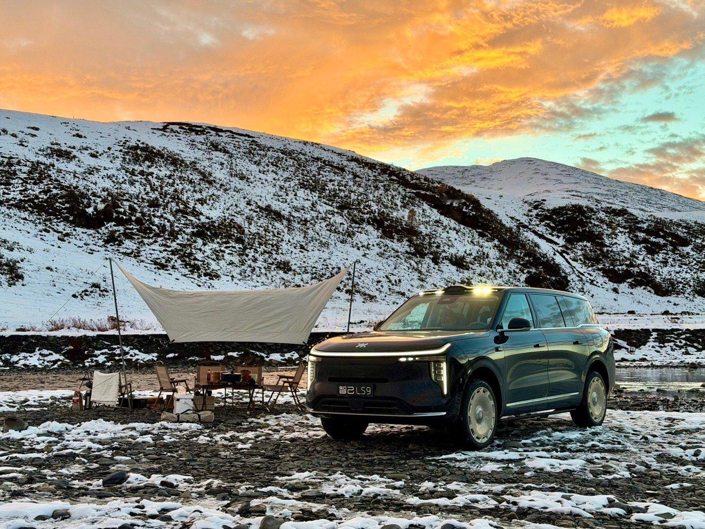 海拔3800m，雪山脚下，夕阳西下，吃着火锅唱着歌。我想，这就是自驾游的意义。上