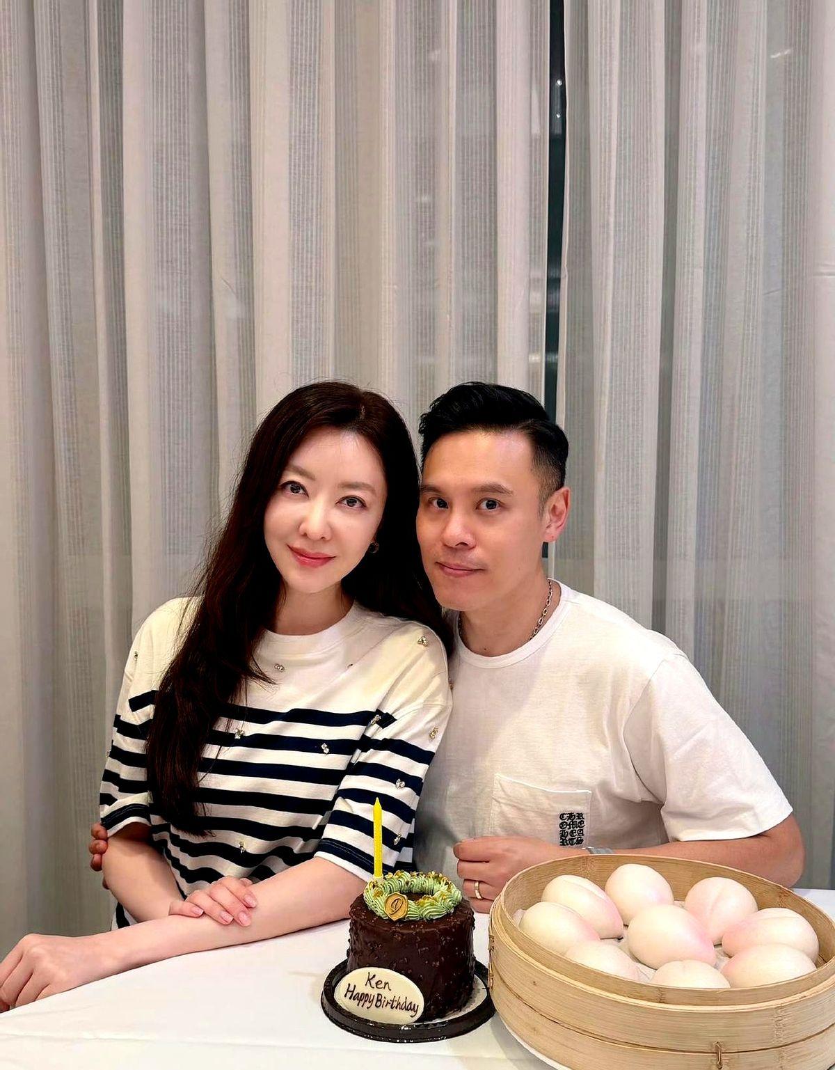 熊黛林给老公郭可颂庆生，一家四口合照，结婚快十年了，感情看着是真好。没有啥豪