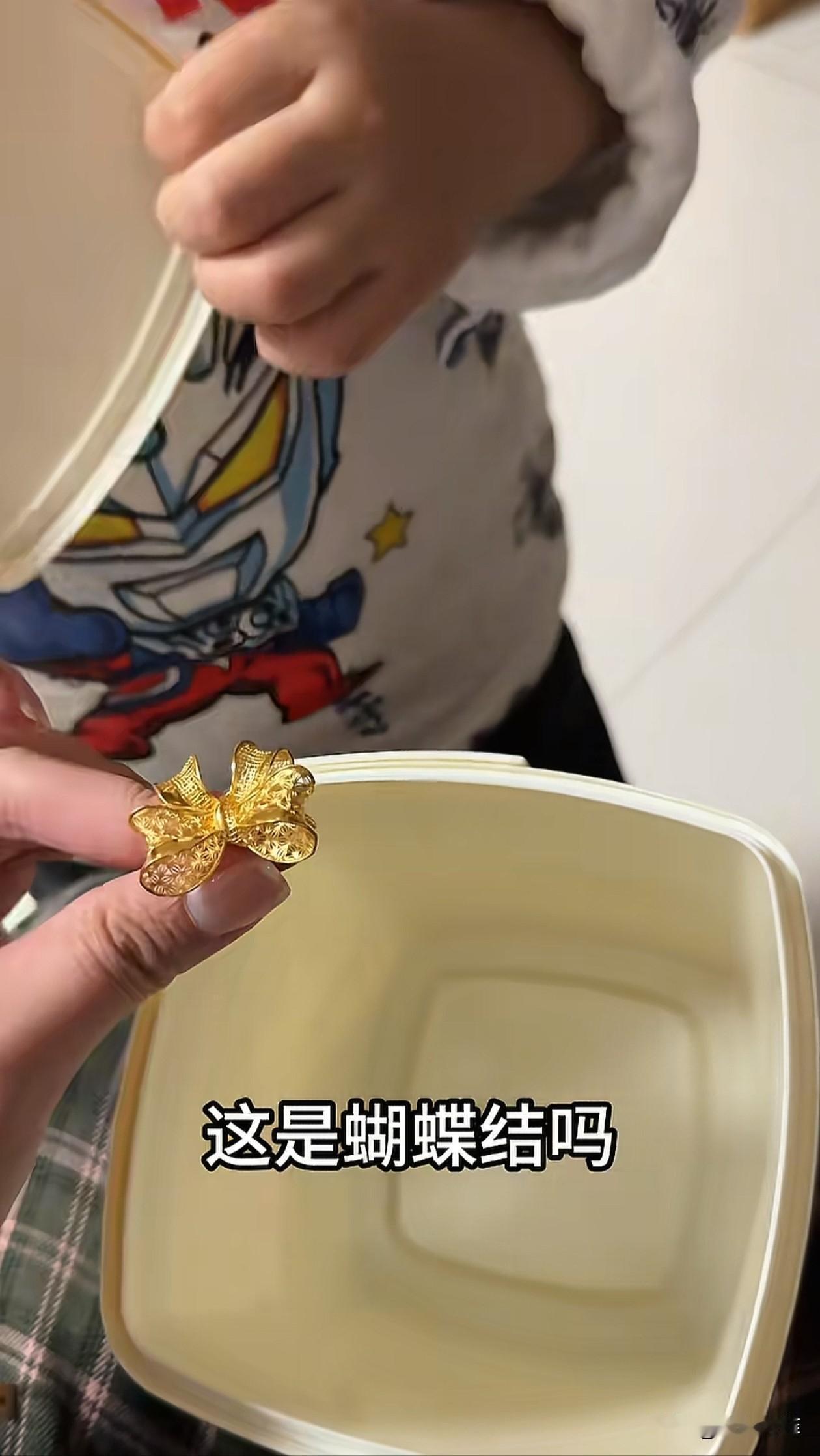 儿子上学前妈妈给他准备了一桶奶棒,结果放学后奶棒桶空了,儿子却开心的表示用奶棒给