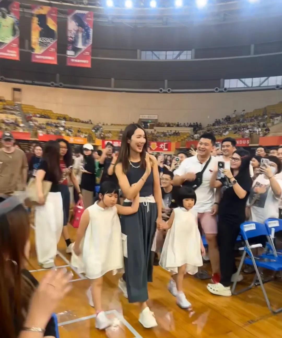 昨天王祖蓝演唱会在佛山顺利举行！演唱会开始前，陈亚男携两个女儿入场，坐在靠前的位