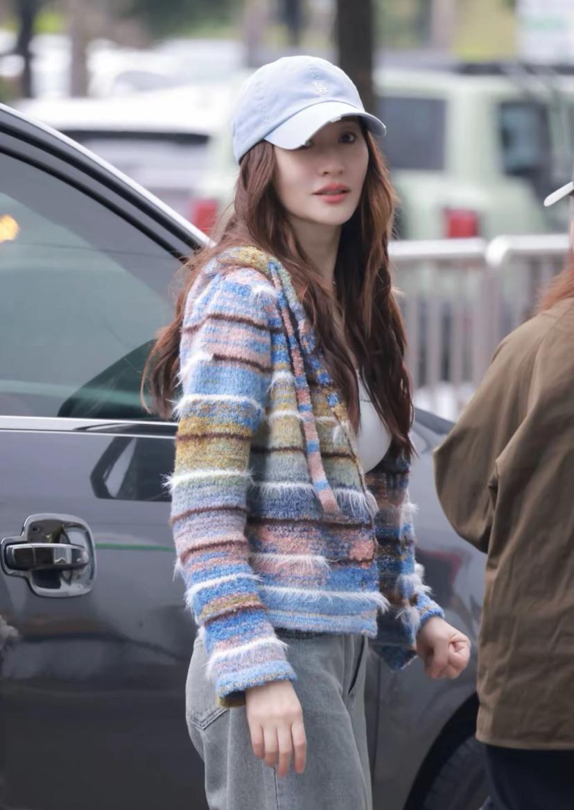 李小冉是真白呀，皮肤白到发光，自带打光板一样。50岁的人了，保养得跟小姑娘似的。