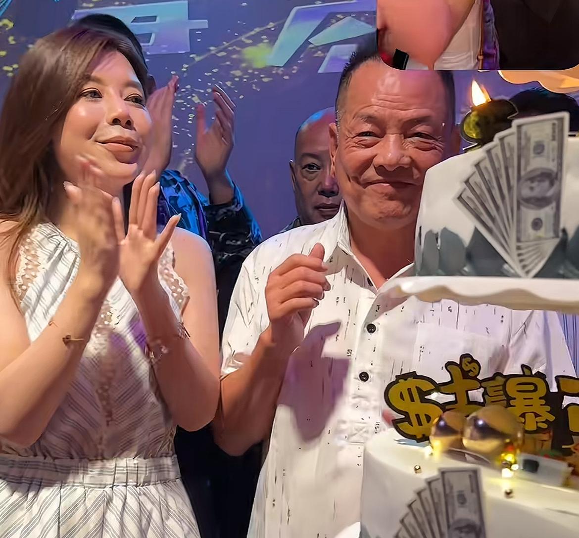 71岁崩牙驹又换女友了！携新女友现身老挝生日会素颜模样真的有点对不起他的江湖地
