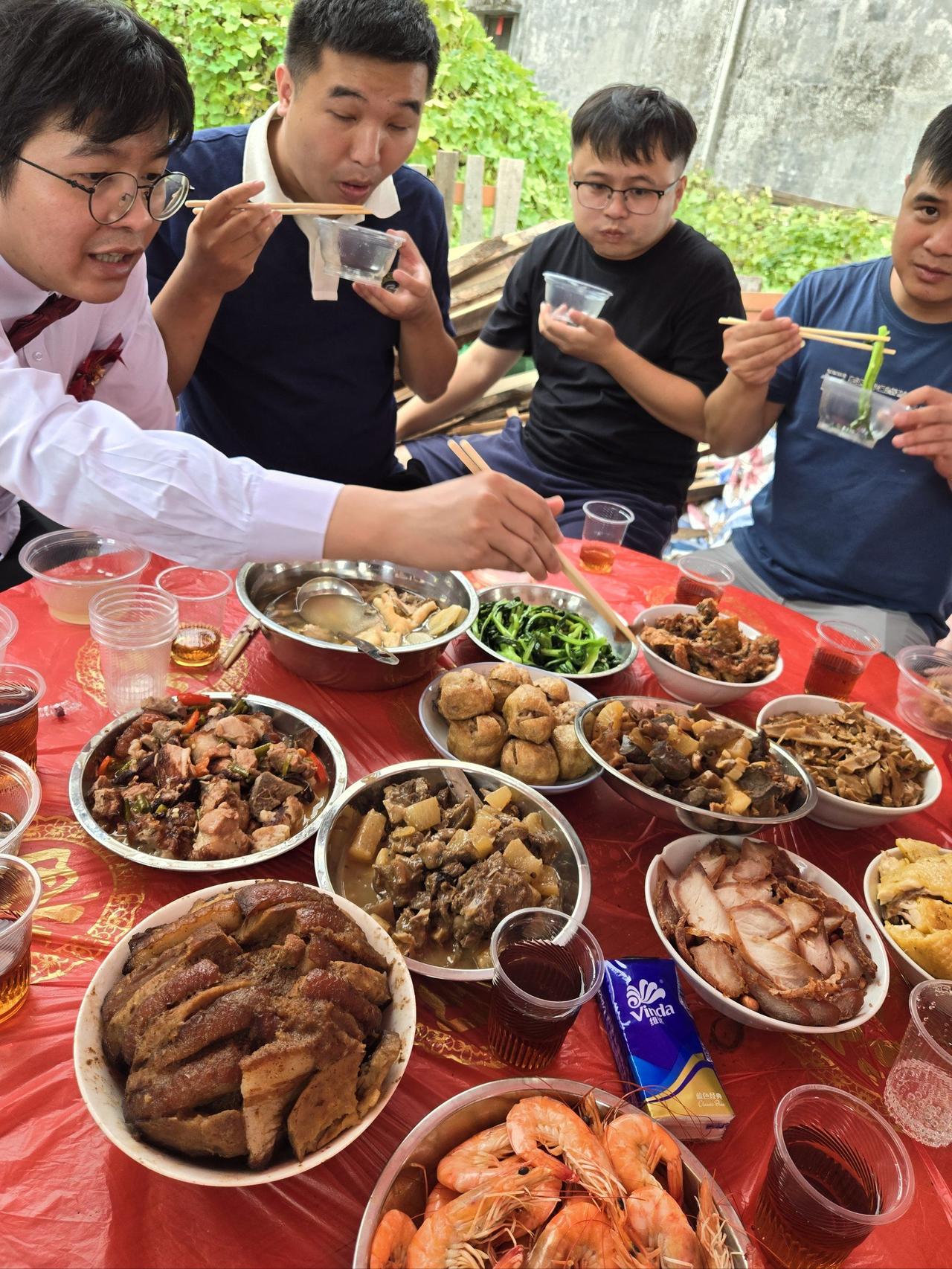 果然是高手在民间[赞]近日，广西一男子别出心裁，请所有亲戚朋友吃了一顿“光棍酒