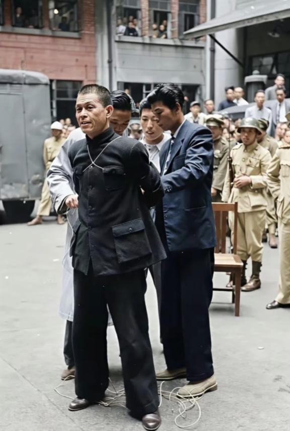 这是红15军军长陈治平被枪决的留影，这并非演员扮演的，而是货真价实的历史珍品，容