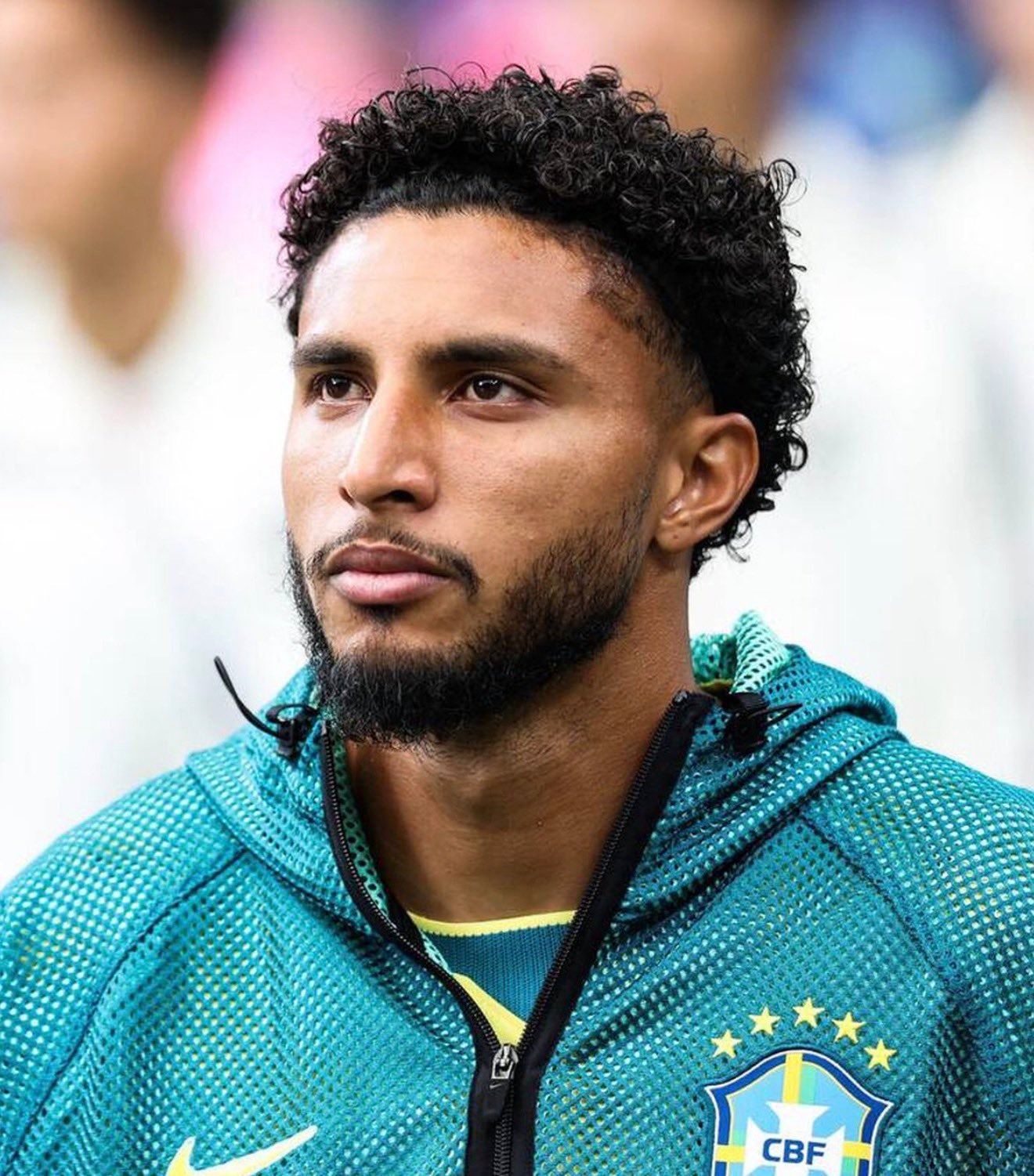 TheAthletic：曼联今夏仍然希望再签下两名中场球员，除了预计即将加盟的