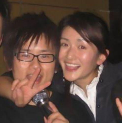 谢娜张杰，恋爱时是两人的快乐，婚后是四个人的快乐。他们夫妻俩尽情享受天伦之乐，有