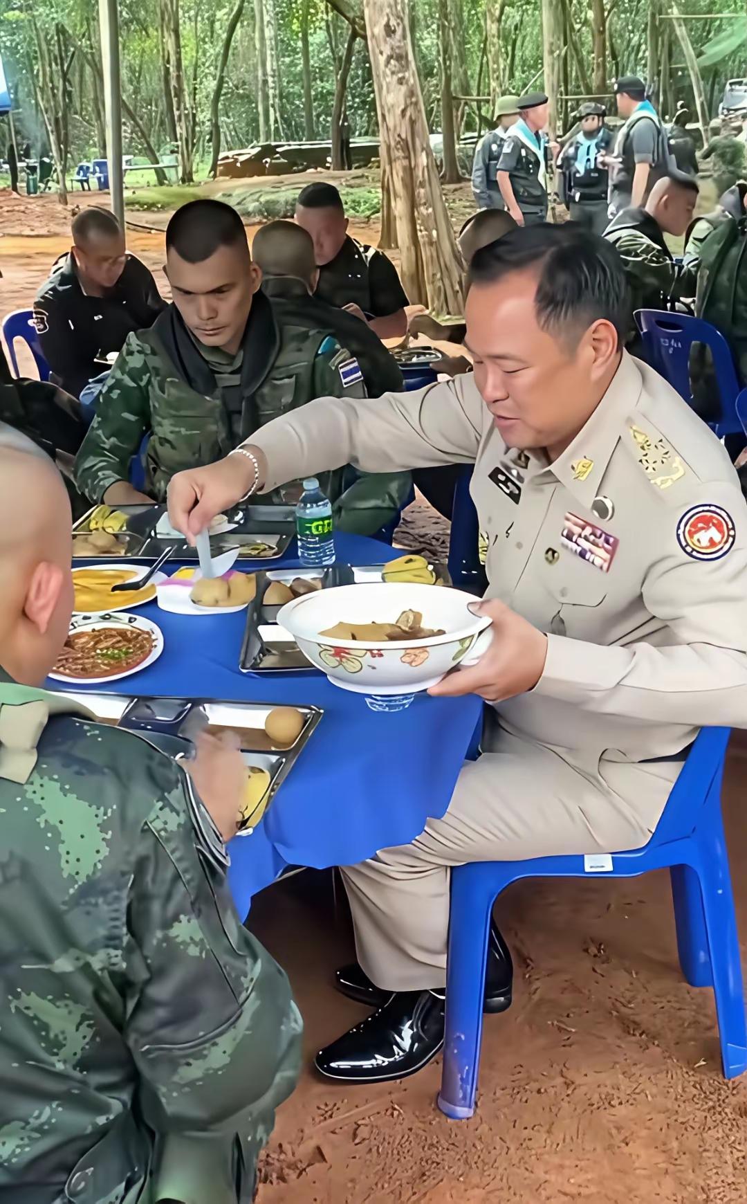 泰国总理阿努挺与士兵打成一片，共进战餐。看看隔壁的柬埔寨士兵就没那么幸运了，赤脚