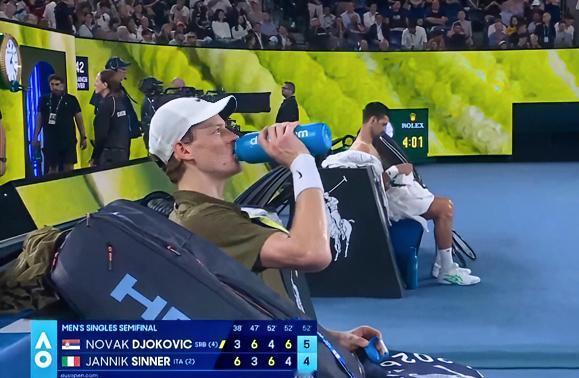 不可思议！！不可思议！！不可思议！！决胜盘德约科维奇率先破掉了辛纳的发球局