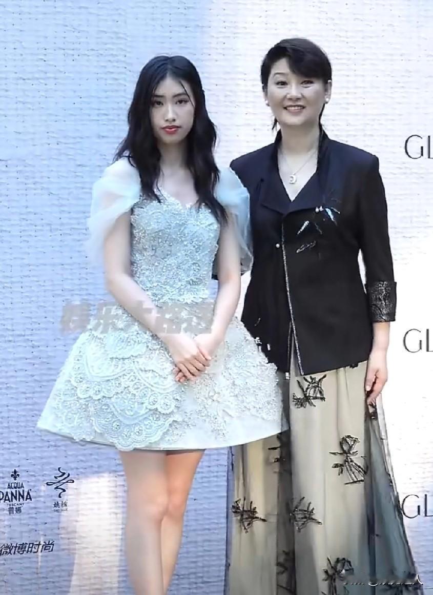 被遗弃的女婴，竟活成了豪门公主？冯小刚养女的人生，太颠覆认知！都说女人的命