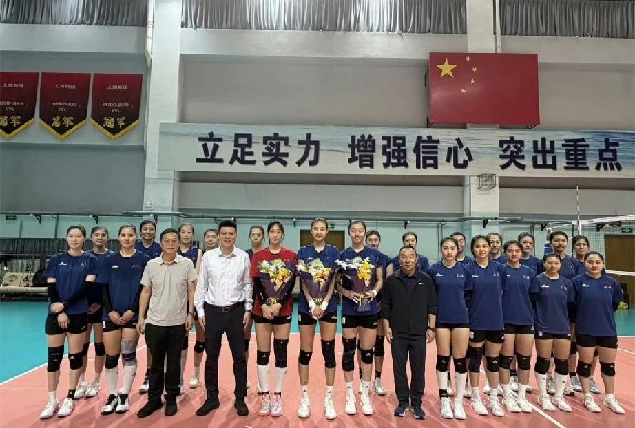 上海女排新赛季24人阵容曝光！上海女排备战新赛季排超联赛最新24人大合照曝光！副