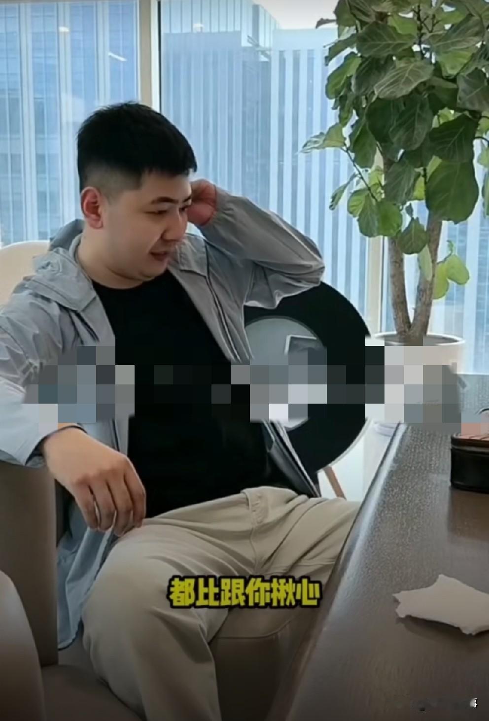 二驴给奶豆“上课”劝说过安稳生活。二驴给徒弟奶豆“上课”，