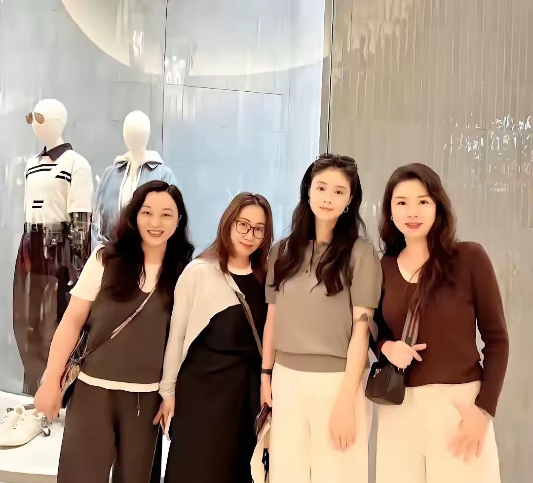 43岁蒋欣澳门逛商场被偶遇，现实中真人很瘦，皮肤白皙，好漂亮