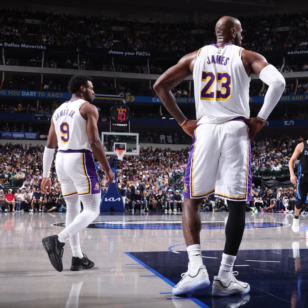 布朗尼谈詹姆斯：“我看他打球这么多年，早就摸清了他的习惯。我一直看他打球，我知道