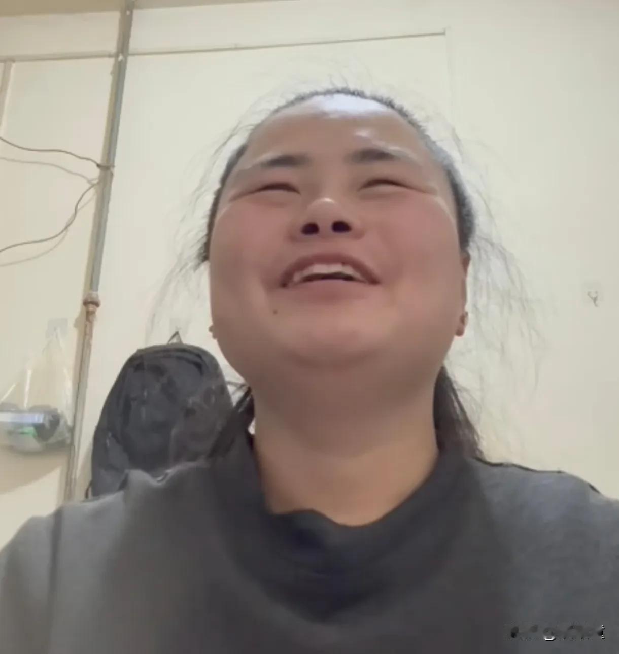 这下好了！全网都在监督她，因为带导盲犬爬泰山的王营营出面道歉了，她透露因为这件