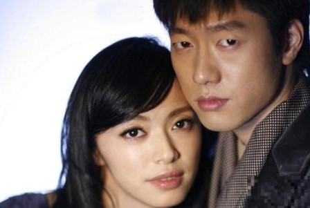 2008年，姚晨主演《潜伏》，导演问她：“有个配角谢若林，你老公凌潇肃来演不？”