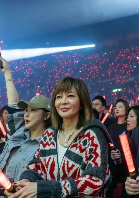 关之琳现身刘德华演唱会秒变小迷妹!岁月真是一把杀猪刀啊，如今的让人魂牵梦萦的女神