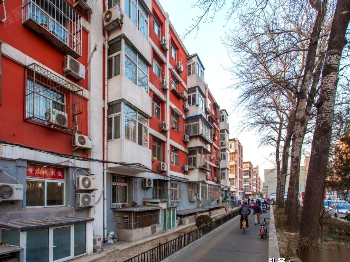 一个德阳的副处级，一个中学高级教师，怎么也算是体面人吧？为了儿子在北京那套77