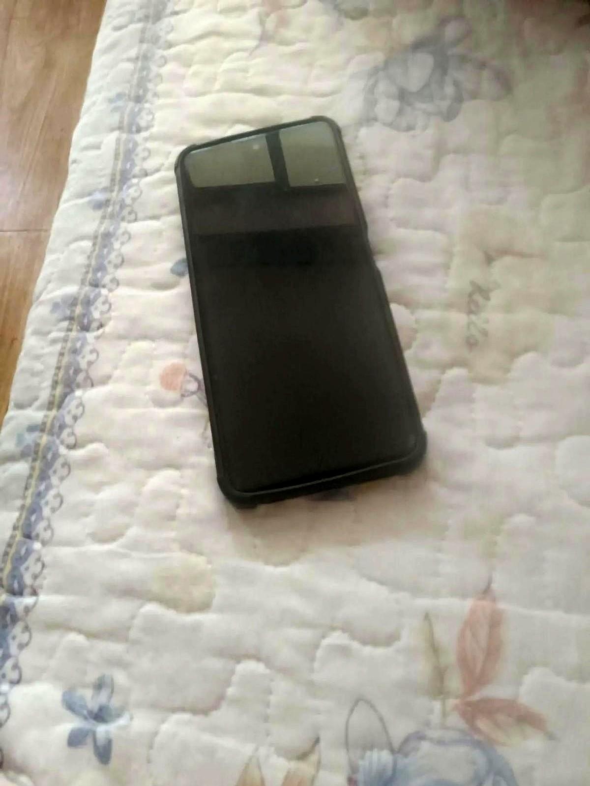 老公的手机今天正充着电，突然死机了，怎么也开不了机，到手机店一检查，原来是电池鼓