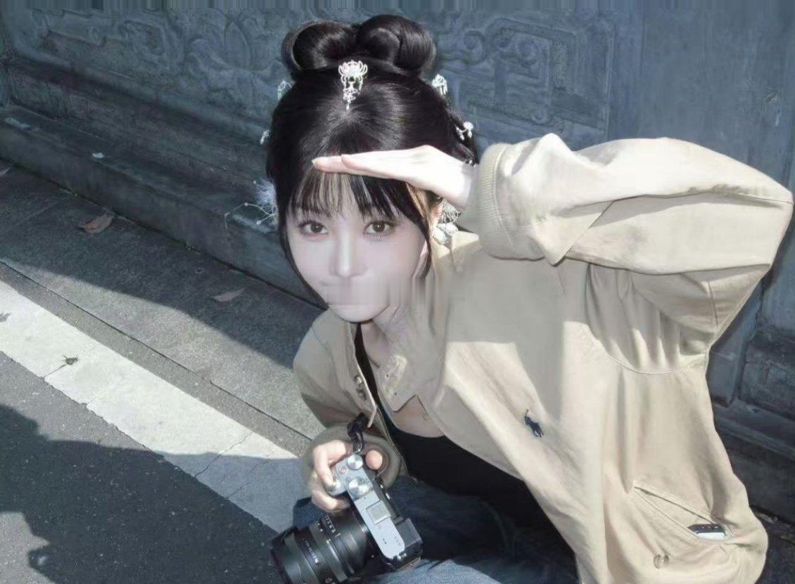 胡意旋灵灵花胡意旋灵气藏在眉眼间，95花里的灵动小宝贝，仿佛小精灵遗落人间。