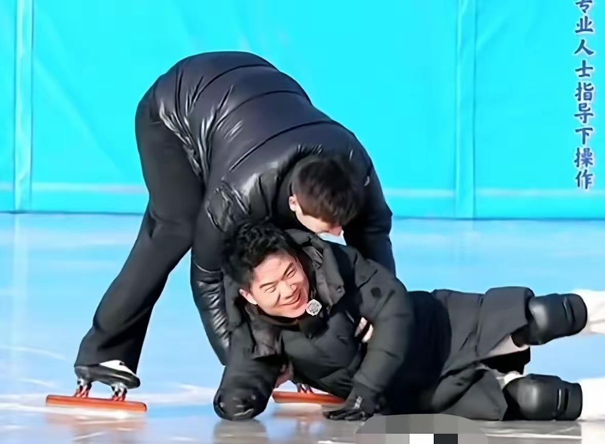 别再问董宇辉配不配和冠军做朋友了。问题错了。你看见他和滑雪冠军谈笑，你猜他用