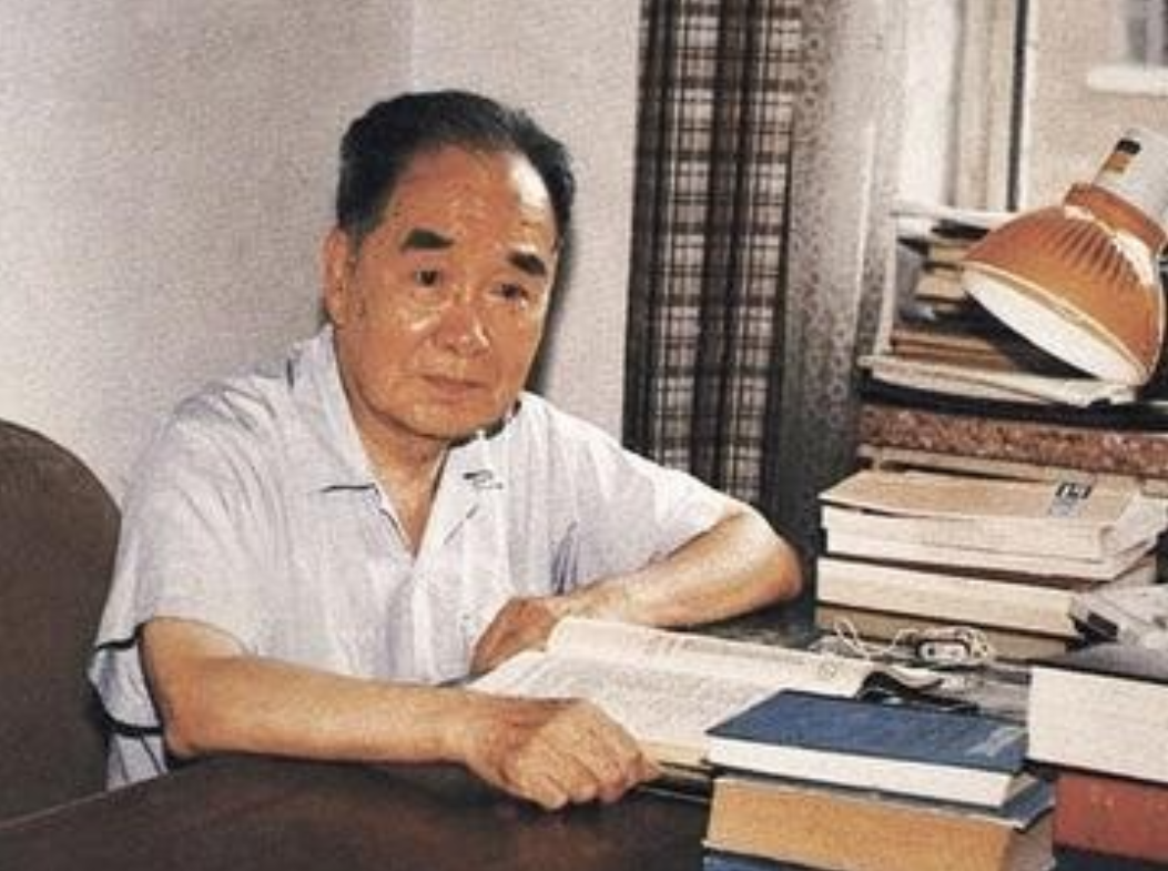 1976年，我国地震学奠基人傅承义院士指着“1951张衡地震仪”说：“梁下挂一块