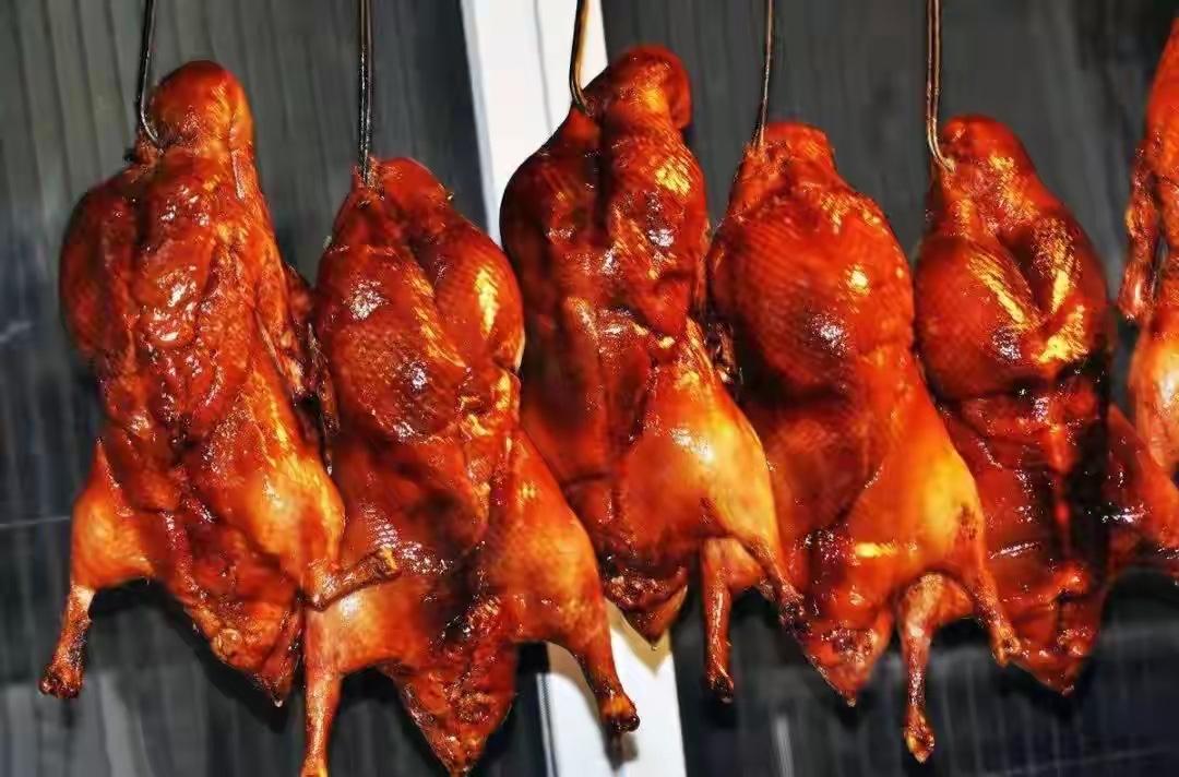 烤鸭这道曾经风靡首都的北京美食，近几年已成为了街头巷尾的平民美食，可让很多消费者