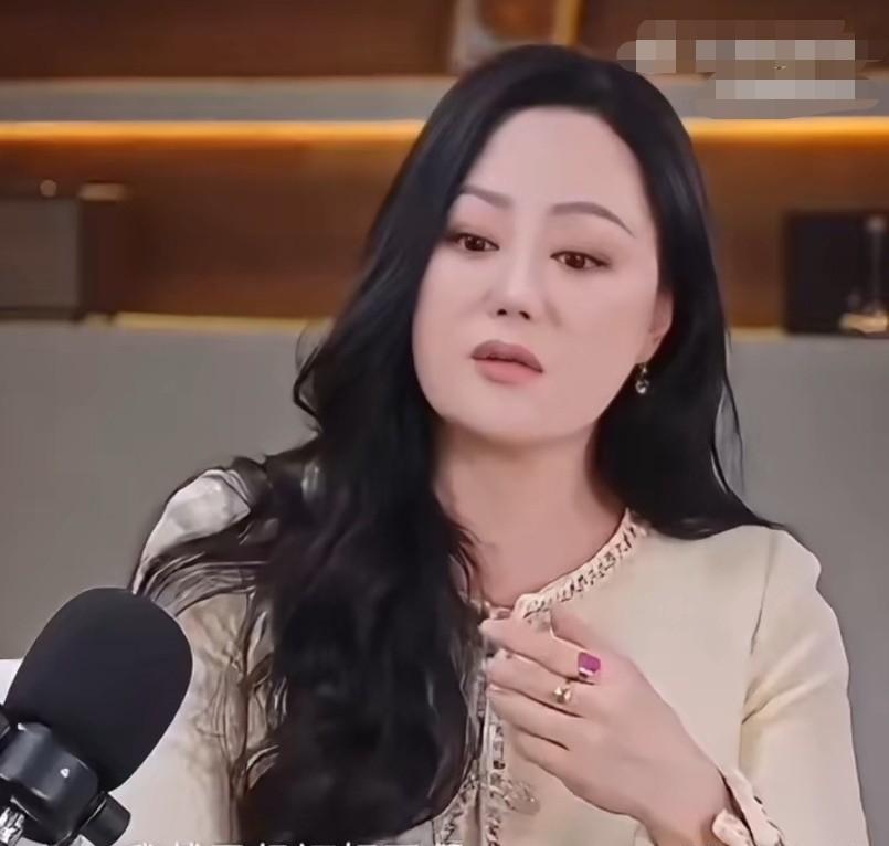 章小蕙只哭过一次？不是为钱，是为孩子。章小蕙在鲁豫访谈里说，人生最低谷，她只