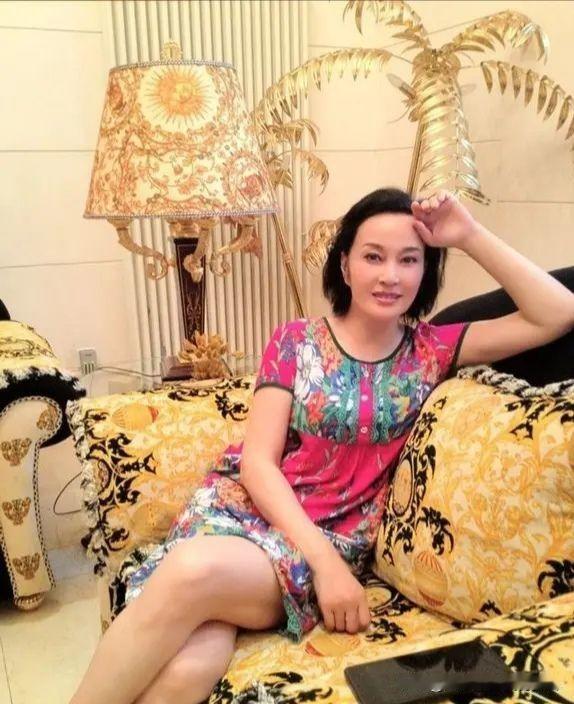 刘晓庆在中老年演员中的地位如何刘晓庆在中老年演员的地位是很高的，她是一名影视长青