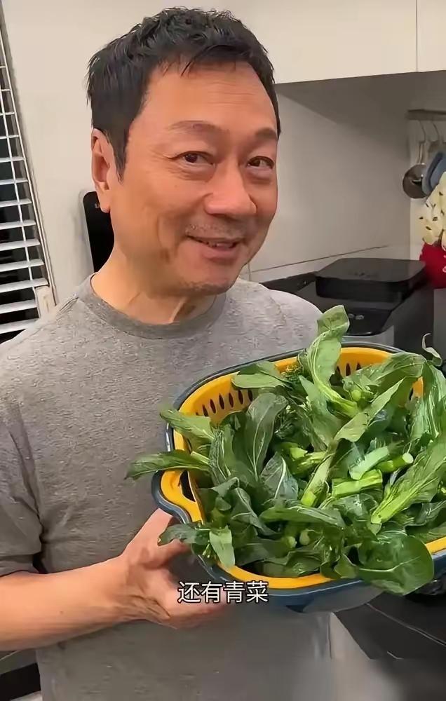 黎耀祥这步棋，走得比他演的角色还通透。把香港87平的房子换成1350万港币