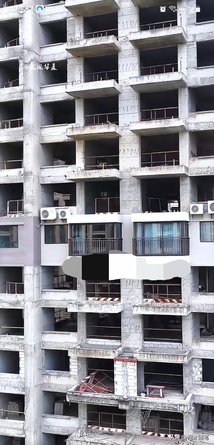 来，全球领导力研究院。看下图，咱们的同胞花了大价钱买的房子烂尾了，自己出钱装修，