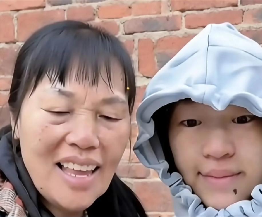 全红婵与妈妈的暖心合影，笑容里满是家的味道全红婵和妈妈的合影也太温馨了吧！