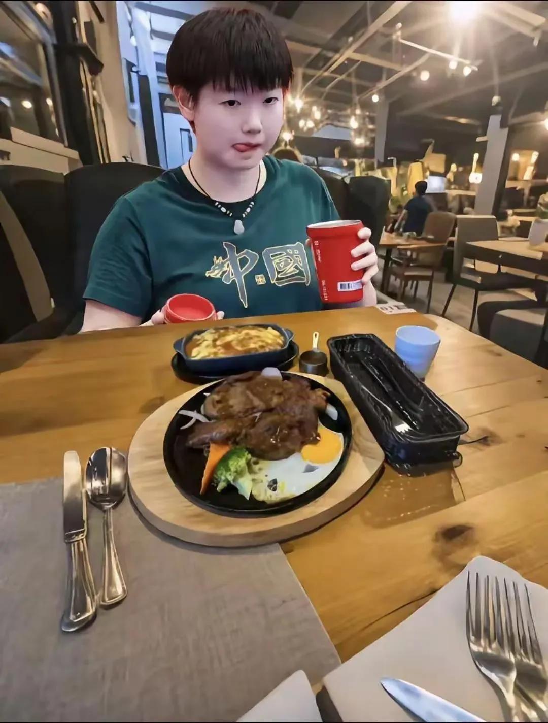 刘国梁曾经说过：莎莎如果不穿运动装，人们还能认真看球吗？眼前这张照片，就是最好