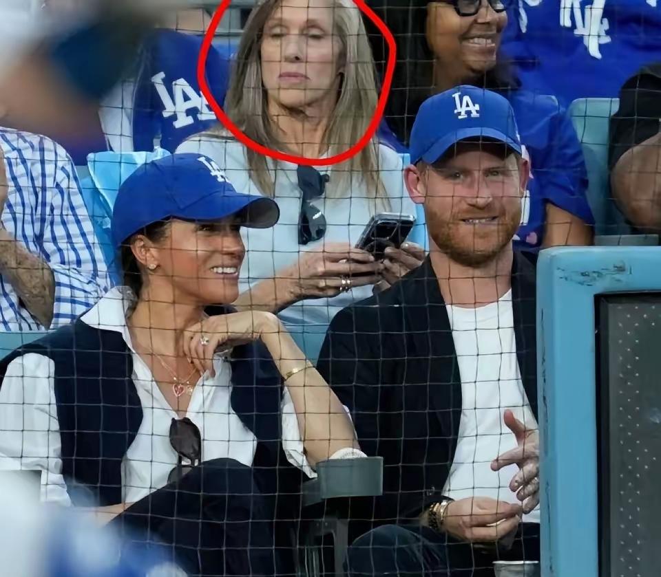 看镜头下的女士表情，就知梅根受不受欢迎了！梅根的口碑，怕是在美国一言难尽，高调