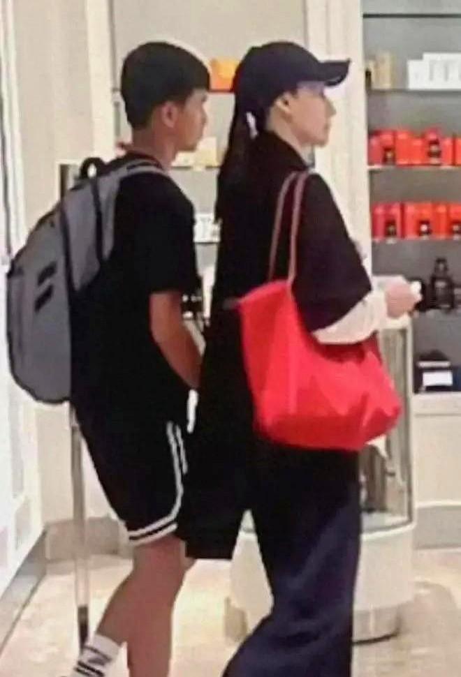 有一句话我一直都不敢讲我发现梁洛施这辈子最厉害的本事，是敢在风浪里给自己