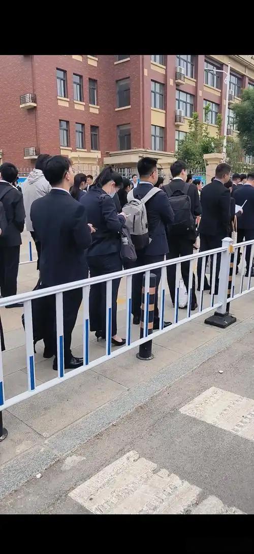 这才是每年大把人考编的最核心原因！你身边有没有这样的人？大学一毕业，甚至还没