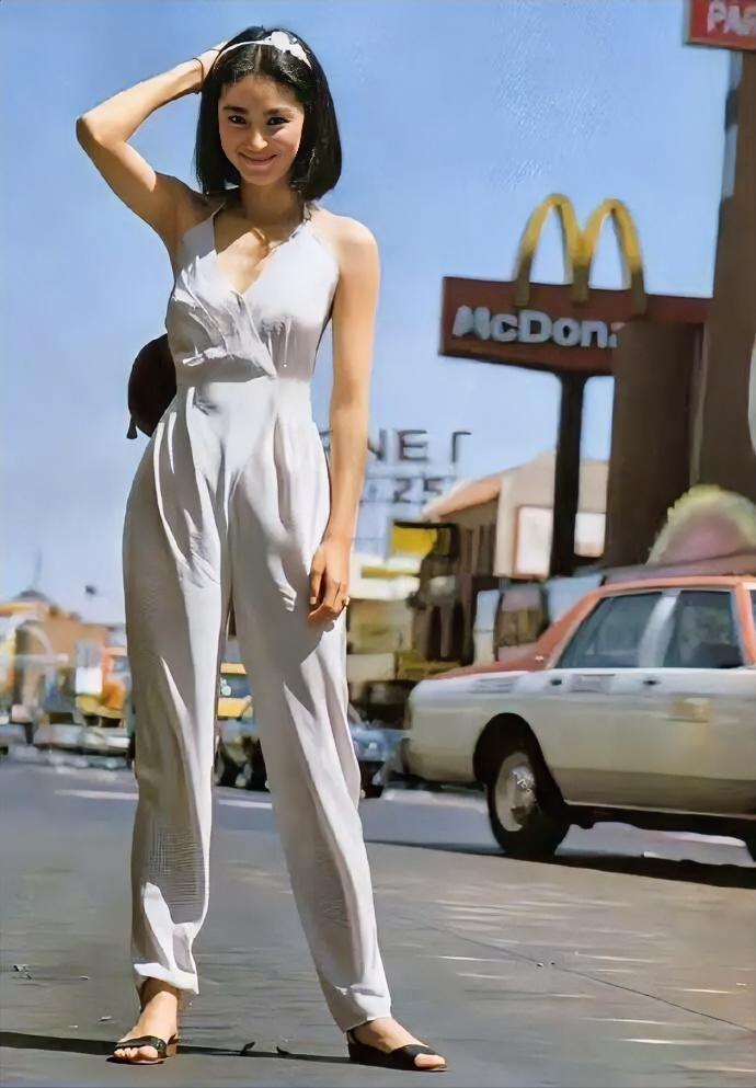 23岁时林青霞的穿搭即使今天也时髦好看的脸，好看的心纤细的腰，腿笔直细长