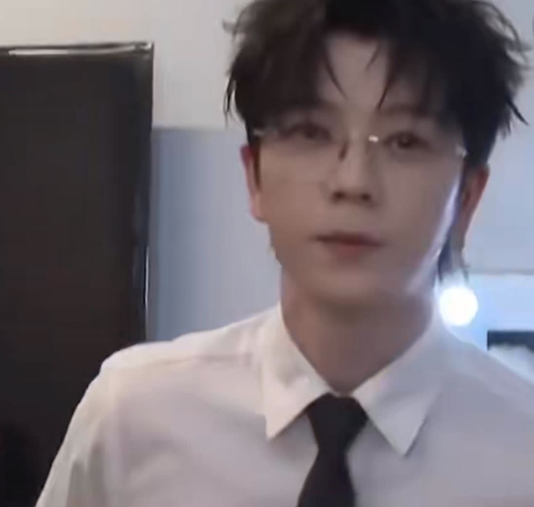 苏醒歌会后探班王栎鑫。不要太搞笑，苏醒探班王栎鑫，一进门就夸侧颜太帅了！