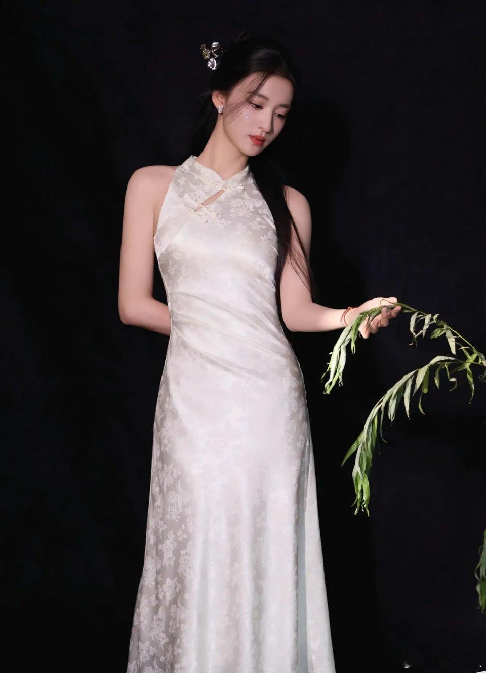 王楚然身着新中式旗袍惊艳出镜，盘发簪花尽显东方雅韵，举手投足间“秀色掩今古”，眉