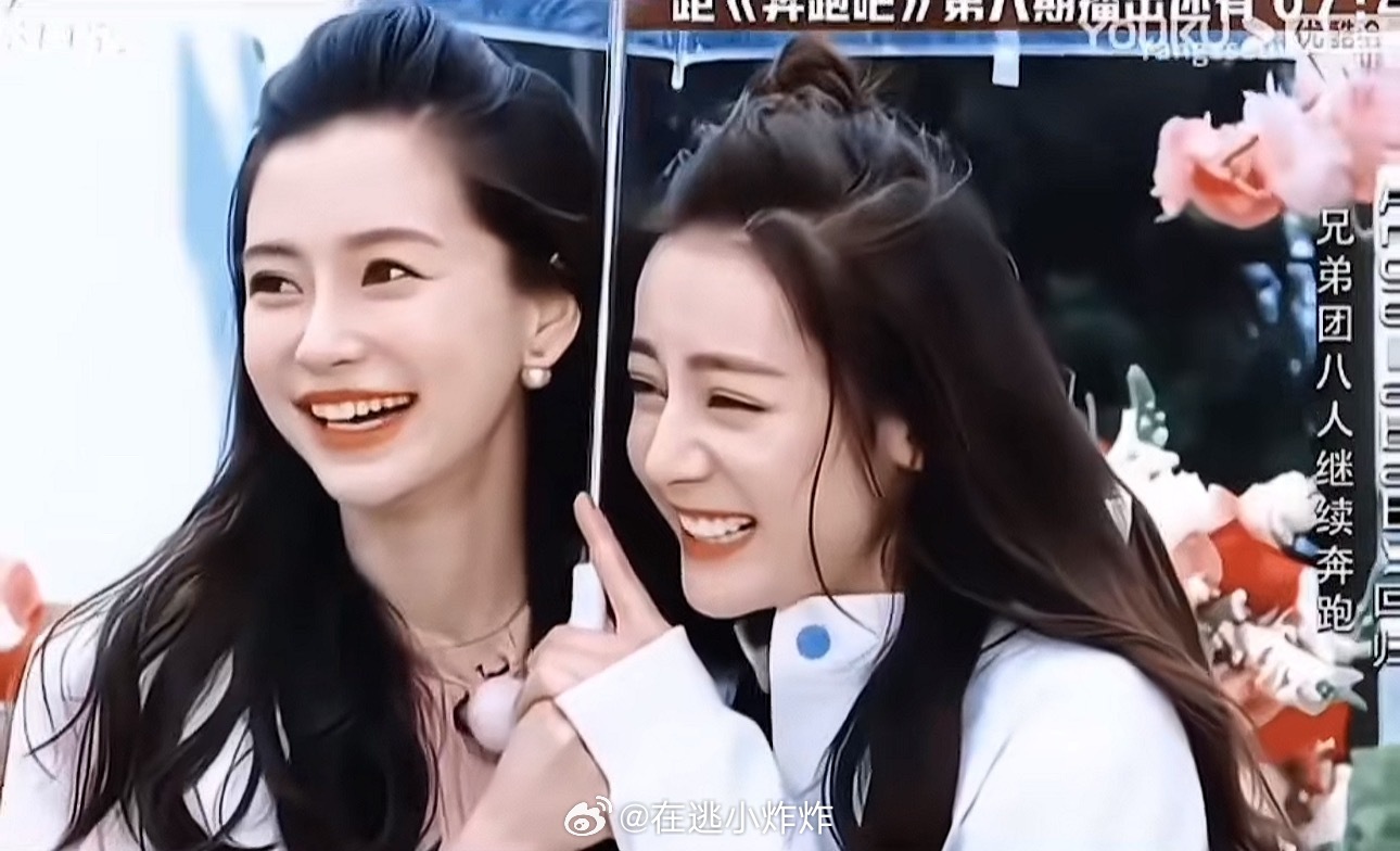 迪丽热巴和angelababy关系这么好吗代言都接同一个牌子，那边AB刚撤，热巴