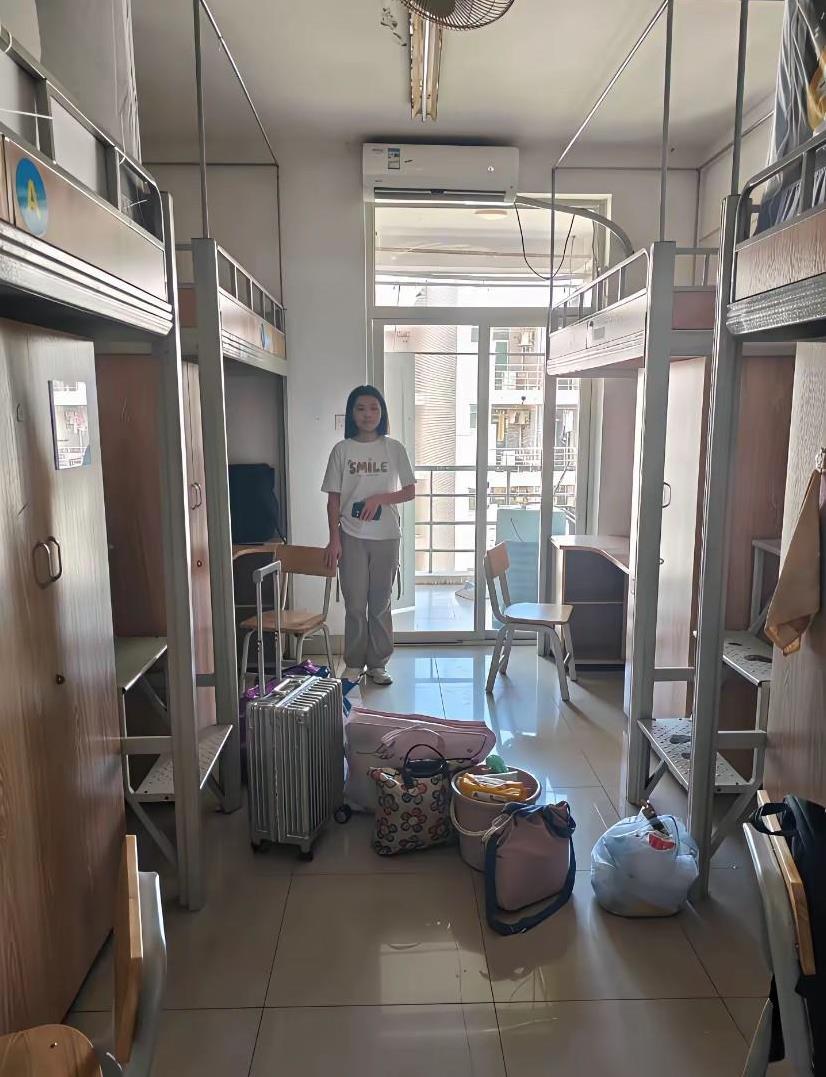 这是什么大学呀？这样的住宿条件真的好，你看这住宿环境，看着都让人羡慕，你们觉得呢