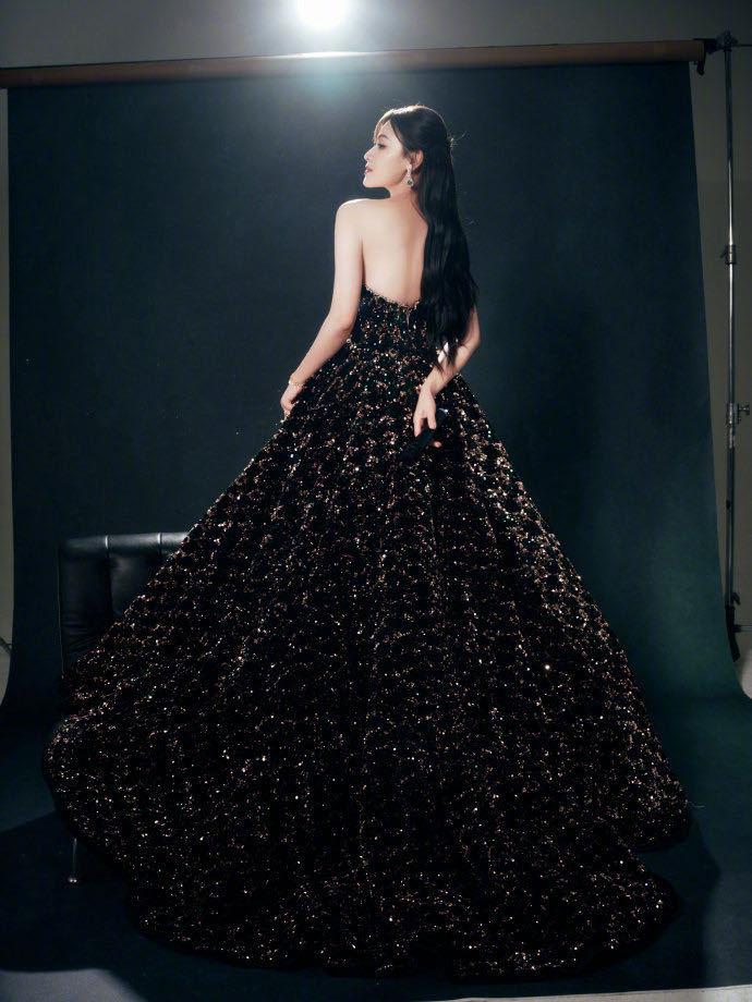 叶一茜裙子好闪叶一茜上浪姐美得好陌生叶一茜的乘风时刻即将来袭，这一次亮相造型，