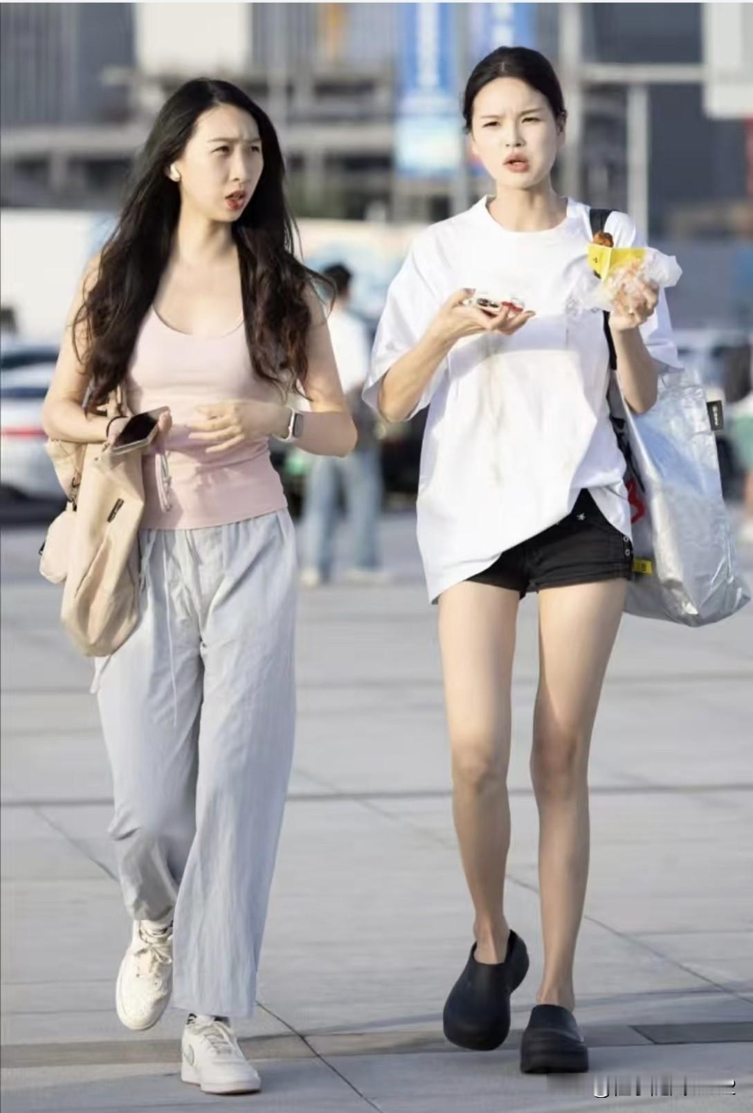 👯‍♀️👯‍♀️一起享受美食和美好时光！🍔🍟🍦