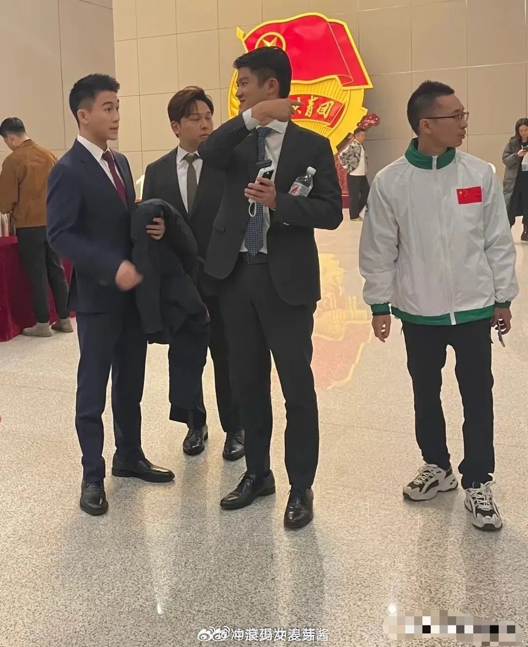 何猷君和其他男的站在一起也不矮啊！那为啥大家都说他个子小？​​​