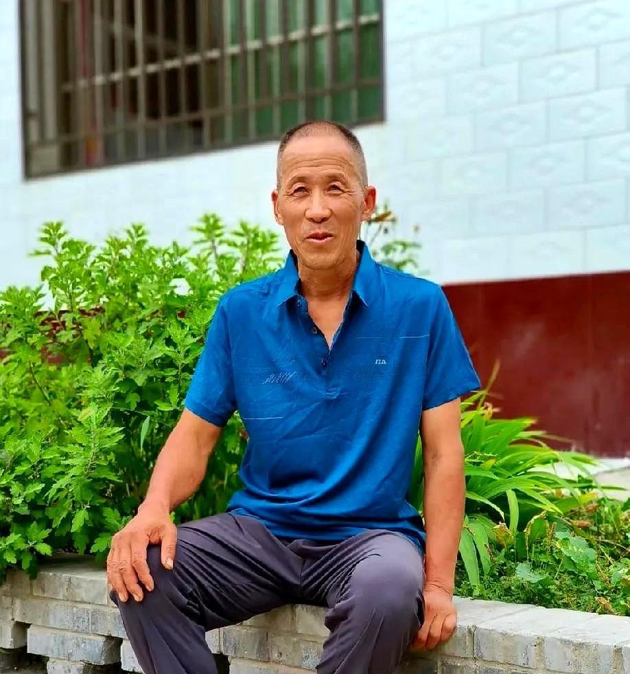 舅舅头婚找了个二婚的女人，而且还带个儿子。结婚20几年，那女人也没给舅舅生孩。