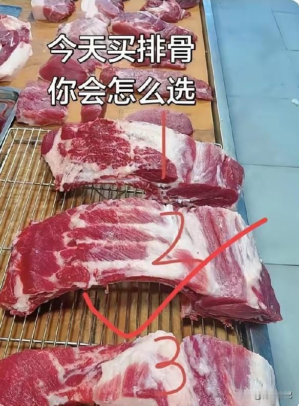 买排骨别瞎挑，选对才好吃去菜市场买排骨，看着一堆肉骨，很多人都不知道该下手