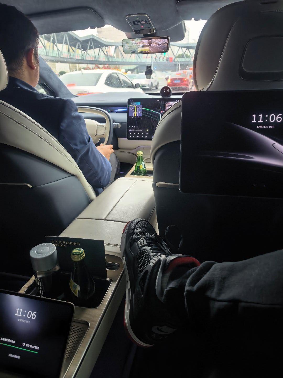 叫了个商旅接送，还是这台车，还是这个大哥蔚来et9