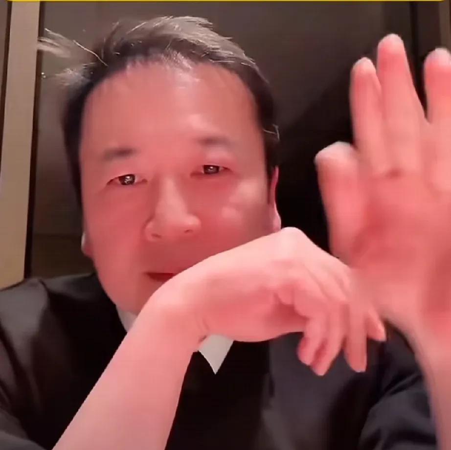 赖文峰在直播间真情流露，据说都落泪了！他经常在直播间回忆起曾经的恋人杨钰莹，可惜