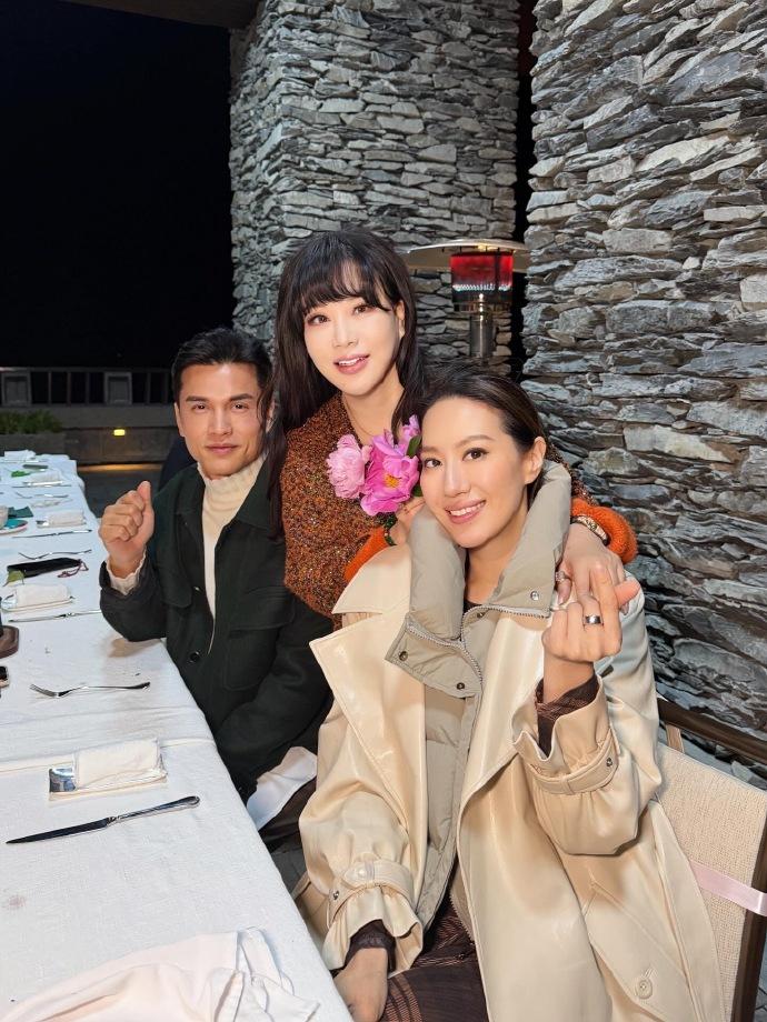 最近吕良伟和杨晓娟夫妇给汪诗诗过生日，一行人这回特意来到了九寨沟，她们搭配的都很