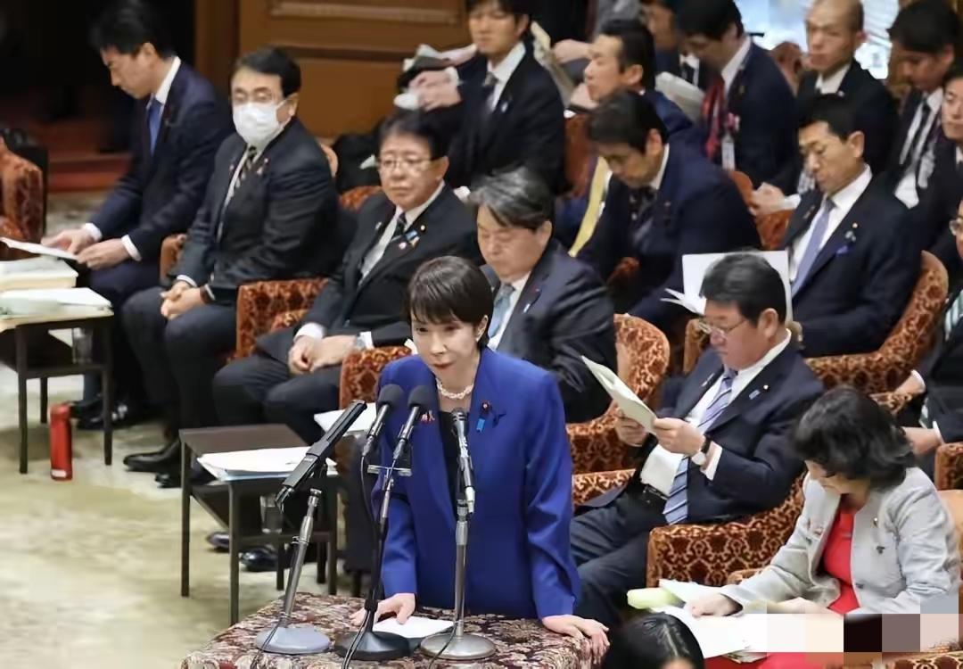 谁能想到，中国官方媒体突然“放下身段”，用最接地气的俚语硬刚日本军国主义？这波操